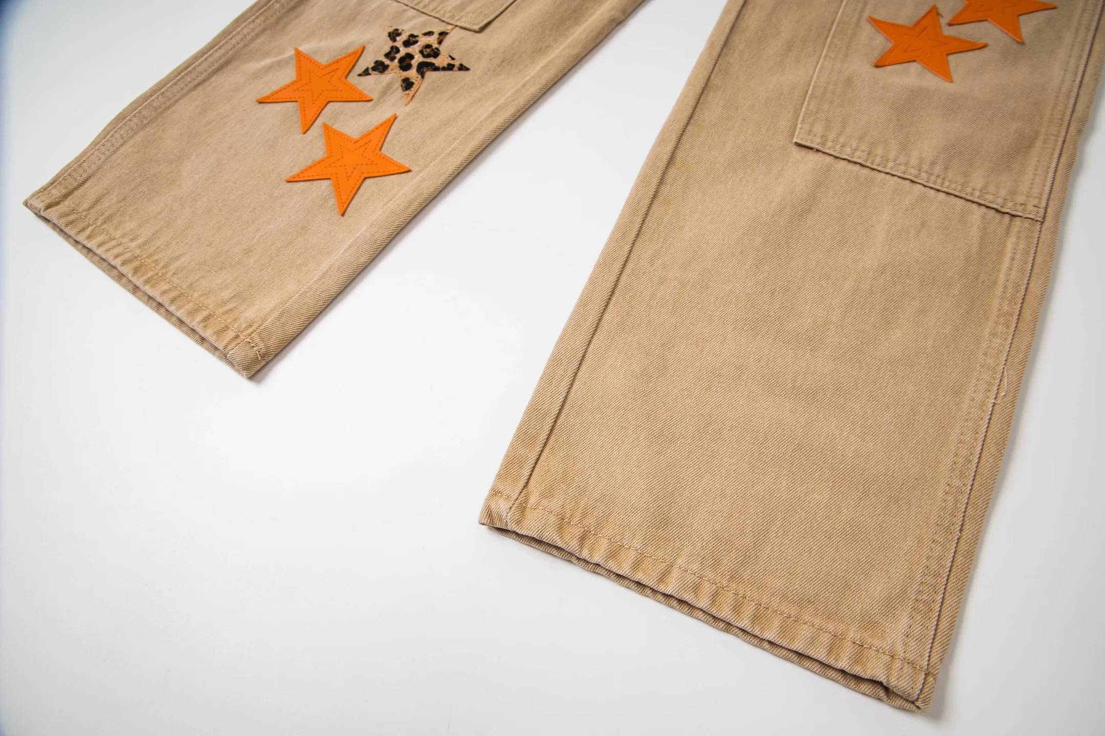 P280 Chrome Hearts khaki orange leopard print star couple jeans are a hot trend this season and are sought after by countless celebrities and fashionistas. The neat details of the cutting process add color to the playful fashion! The neat and meticulous design, and the well-fitting structure is unique. The upper body not only has outstanding recognition, but also looks younger and younger. A style with the ultimate wearing meaning and performance, gorgeous color matching, and the craftsmanship of this style is also extremely extraordinary. After the finished product is washed, it is disassembled and hand-made with sheepskin cross leather and then spliced ​​together to complete. The whole piece has too many craftsmanship to describe. It is decorated with patchwork cross flowers and high-waisted washed jeans! ! Absolutely high-end luxury product, a god-level single product, a super popular product, made with top heavy industry, a must-see magic weapon that can't be missed. Style number: 1828# Size: 30 32 34 36 Color: Khaki